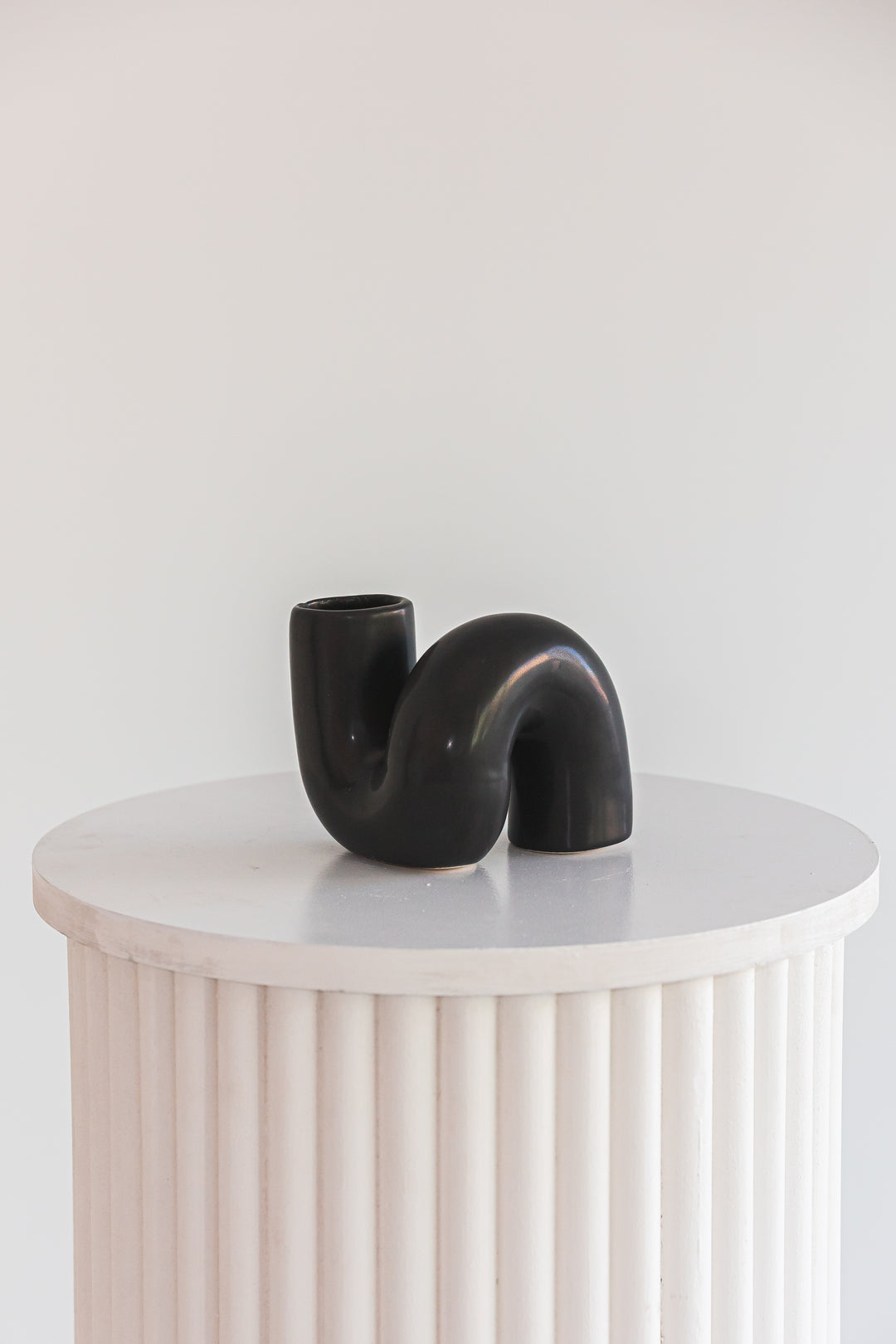 Vase moderne noir courbé
