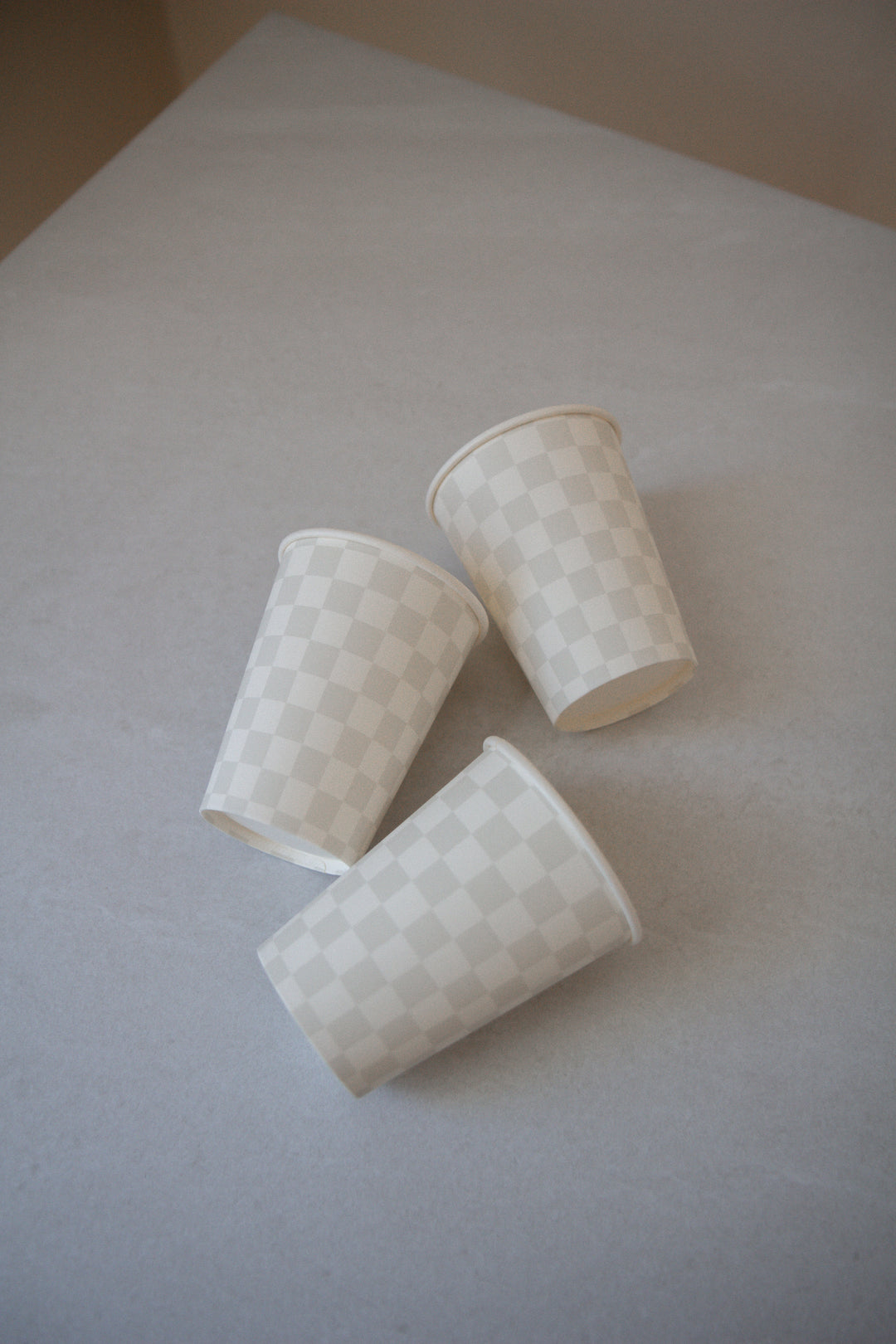 Tasses à carreaux gris clair (ensemble de 8)