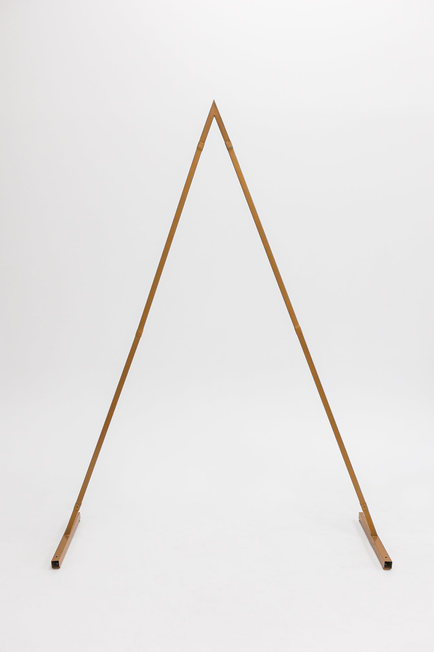 Structure d'arche triangle dorée