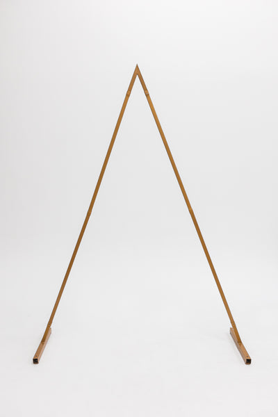 Structure d'arche triangle dorée